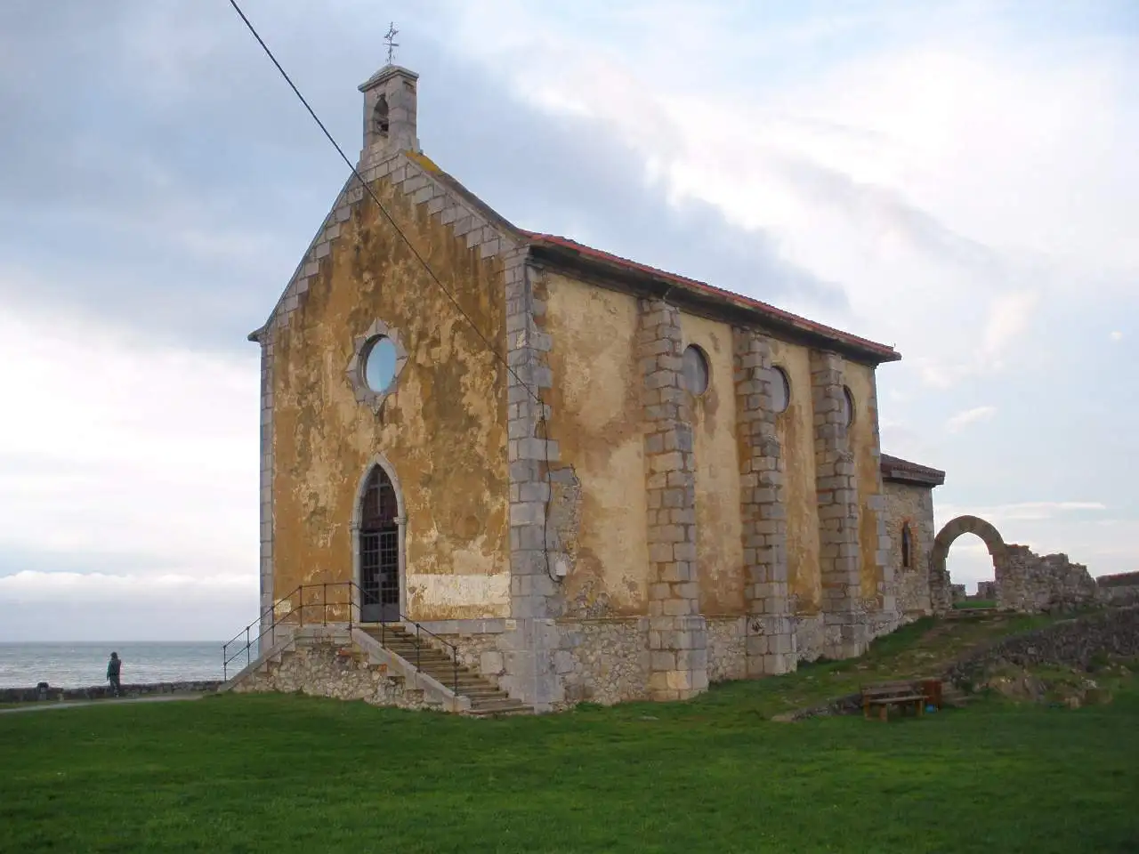 Fachada de piedra de la ermita de Santa Catalina con su espadaña y la escalera de acceso