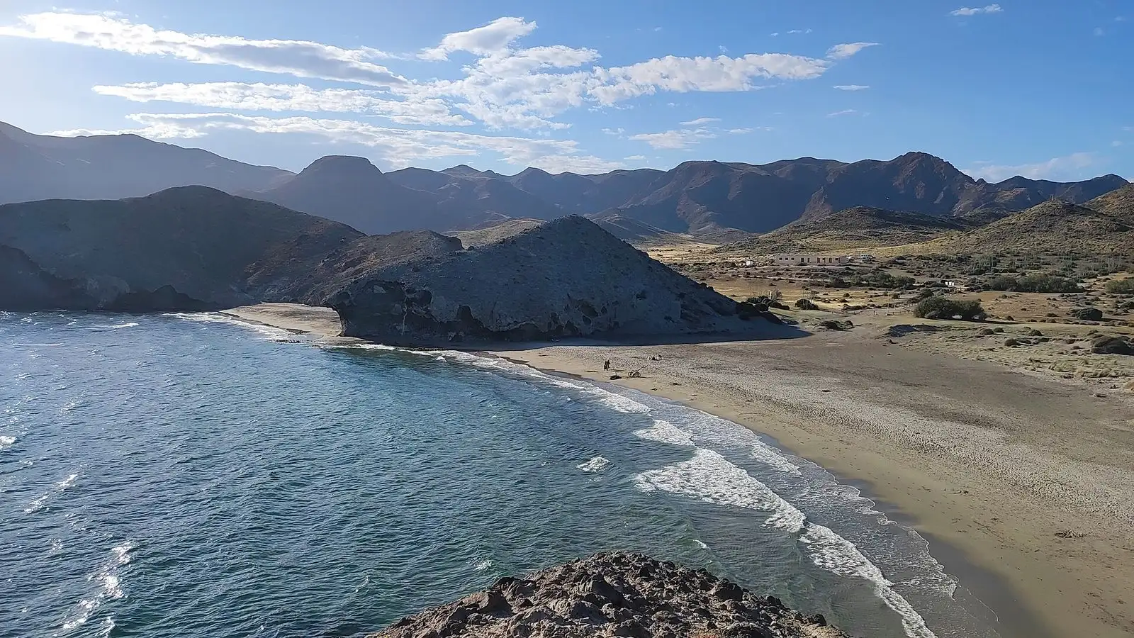 Playa de Mónsul y la gran roca de La Peineta, en el Parque Natural Cabo de Gata-Níjar, Almería