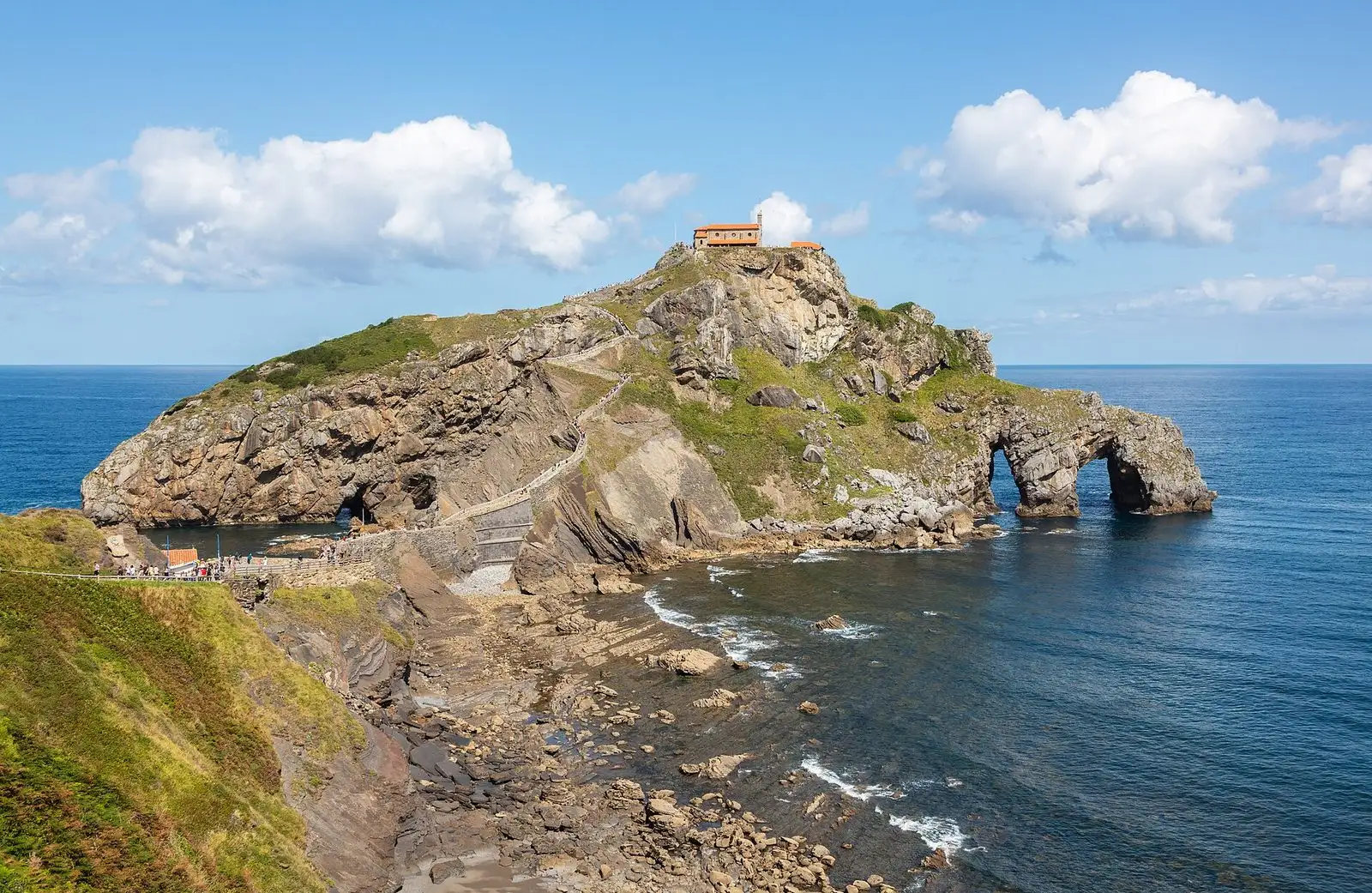 San Juan de Gaztelugatxe, el islote que hizo de Rocadragón, visto desde la costa vasca
