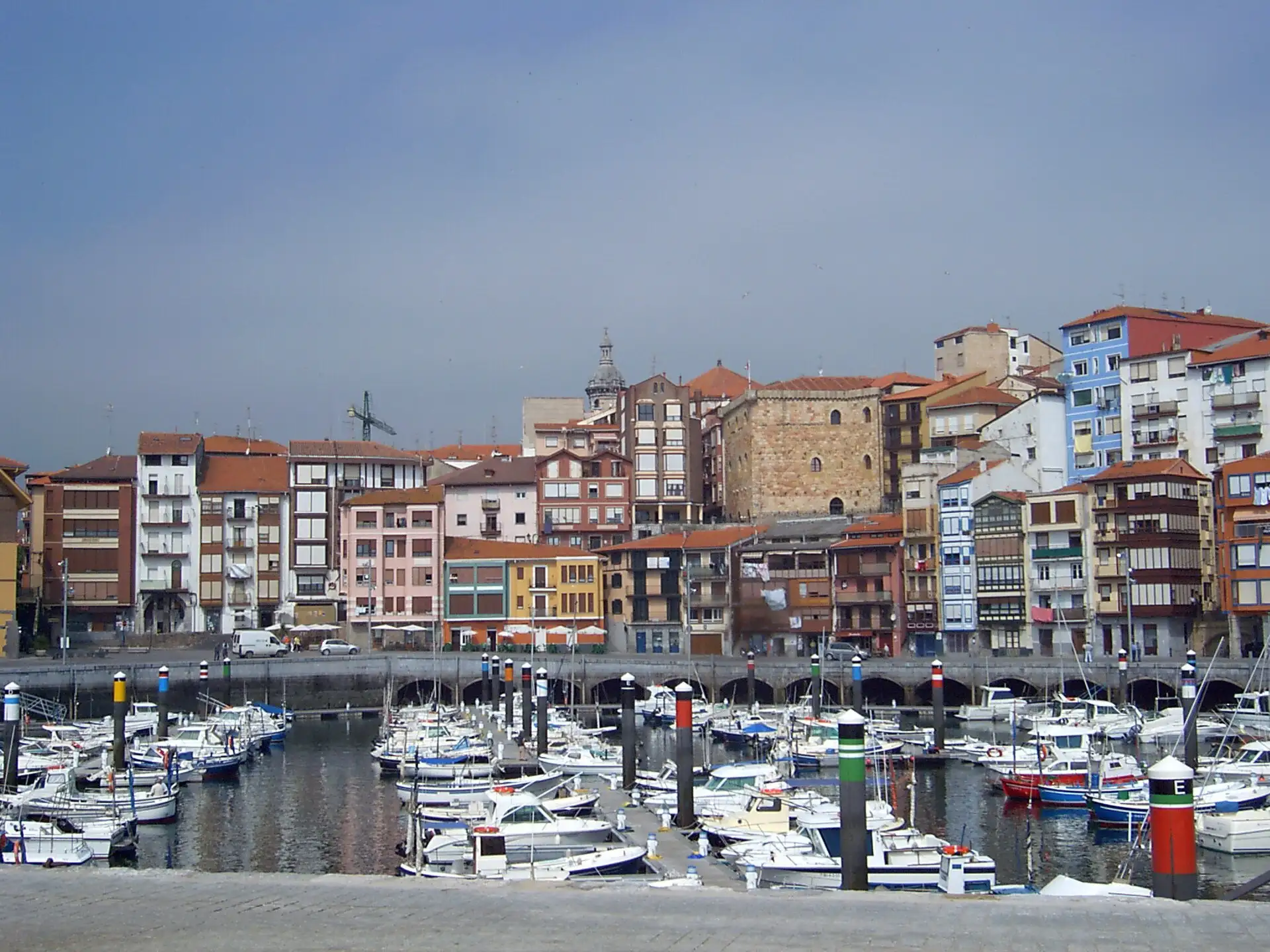 Puerto viejo de Bermeo con barcas amarradas y casas de colores sobre el muelle