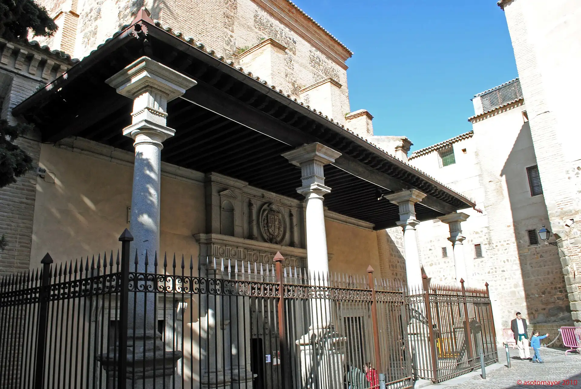 Pórtico de columnas de granito con verja de hierro del monasterio de Santo Domingo el Real en Toledo